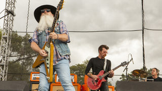 Кои са Eagles of Death Metal - групата от злощастната нощ в "Батаклан"