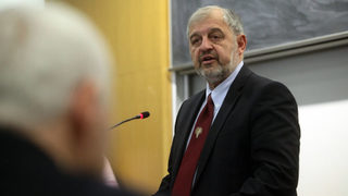 Проф. <span class="highlight">Иван</span> <span class="highlight">Илчев</span>: Най-много пари изтичат от СУ през магистърските програми