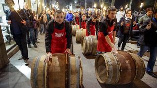 Фотогалерия: Лион отново празнува с новото <span class="highlight">божоле</span>