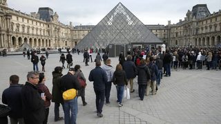 Отлив на туристи след Париж заплашва крехкия ръст на френската икономика