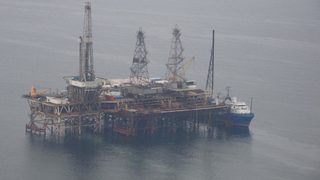 Пожар на нефтена платформа в Каспийско море уби 32 души