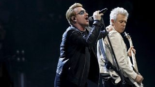 Видео: U2 и Пати Смит възобновяват концертния сезон в Париж след атентатите