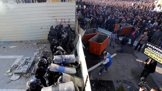 Протестиращи замеряха с яйца и павета офиса на албанския премиер