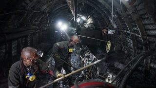 Миньорите в Донбас са контролирани от сепаратисти, но получават парите си от Киев