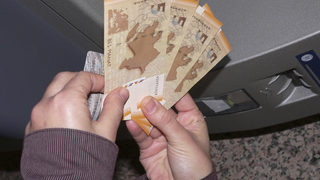 Азербайджан девалвира валутата си с 47%