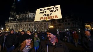 Amazon дарява приходи от продажби на химн на ПЕГИДА на бежанци