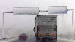 Снеговалежите ще се увеличат, 25 области са с код за опасно време в неделя