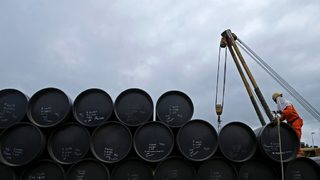 Петролът леко поскъпна на пазарите в Азия заради напрежението в Близкия Изток