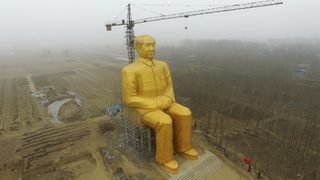 Гигантската позлатена статуя на председателя Мао е била демонтирана