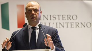 Италиански министър поиска сурогатните майки да бъдат третирани като сексуални престъпници