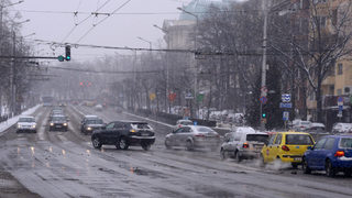 Жълт код за поледици и вятър е в сила за половин България