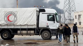 Видео: Хуманитарна помощ пристигна в обсадения сирийски град Мадая