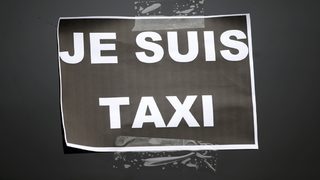 Снимка на деня: Френски <span class="highlight">таксиметрови</span> шофьори протестират с Je suis taxi