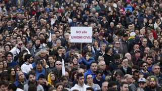 Италианският сенат разреши гражданските съюзи между гей двойки