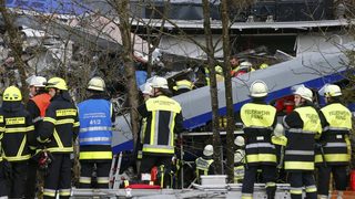 Два влака се сблъскаха челно в Бавария, има жертви и ранени (обновена в 12:22)