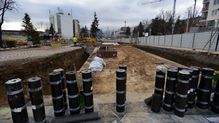 Строежът на метрото от днес образува ново задръстване