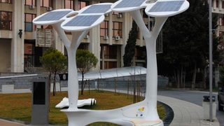 Соларни дървета зареждат GSM-и, лаптопи и инвалидни колички в Бургас