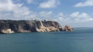 Видео: Скален бряг пада в морето след трус