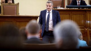 Депутатите гласуват първия вот на недоверие към кабинета "Борисов"