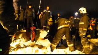 Взрив предизвика лавина, затиснала част от град в Русия (видео)