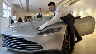 <span class="highlight">Астон</span> Мартинът от последния филм за Бонд се продаде за 3.5 млн. долара