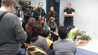 Чистачките благодариха на Борисов с метла срещу корупцията (видео)