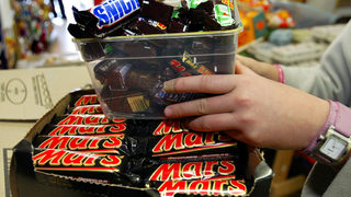 Mars изтегля свои продукти в 55 страни заради открито в десерт парче пластмаса