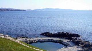 Кметът на Созопол иска събаряне на басейн, построен в морето (допълнена)
