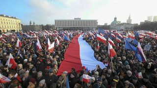 Поляците излязоха на улицата в защита на Валенса и демокрацията