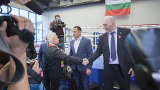 Фотогалерия: <span class="highlight">Николай</span> <span class="highlight">Валуев</span> при братя Пулеви