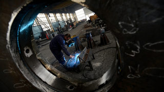Повече хора са работили в индустрията и услугите в края на годината