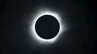 Фотогалерия: <span class="highlight">Пълното</span> <span class="highlight">слънчево</span> <span class="highlight">затъмнение</span> над Индонезия