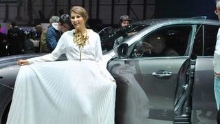Фотогалерия: Жените до колите на автосалона в Женева