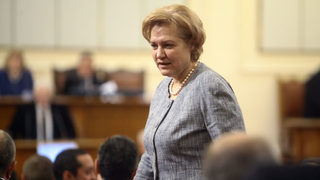 Плащането на старите дългове трябва да е от излишъци, не от нови заеми, смята Менда Стоянова