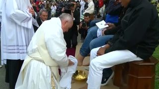 Видео: Папа Франциск изми и целуна краката на бежанци