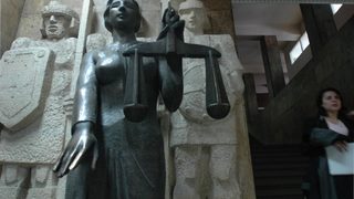 Задържаните за наркоразпространение полицаи остават в ареста