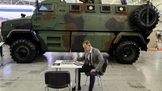 Светът харчи повече за отбрана за пръв път от пет години