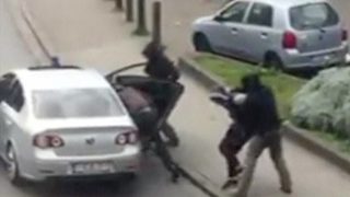 Обвинения в тероризъм получиха ключов заподозрян за атентатите в Париж и негови помощници