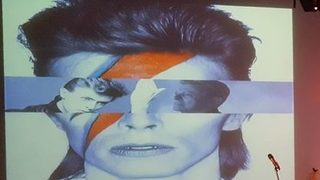 В памет на Боуи - <span class="highlight">Бауи</span> и човекът от Марс, който играе по елизабетинските правила