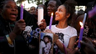Почитатели се събират край имението на Принс, медии намекват за наркотици (видео)