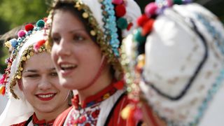 Проект предвижда от 1 до 12 клас задължително да се играят хора