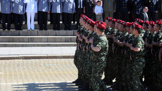 Улеснява се назначаването на младши офицери на вакантни длъжности, изискващи по-висок чин