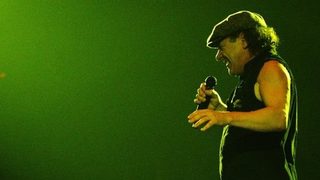 Седем хиляди фенове на AC/DC върнаха билетите си заради Аксел Роуз