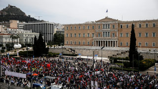 На фона на протести парламентът на Гърция обсъжда нов пакет от икономии