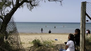 Гръцки морски курорт предлага временно убежище на стотици бежанци