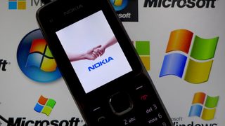 Microsoft продава част от бизнеса си с мобилни телефони на Foxconn