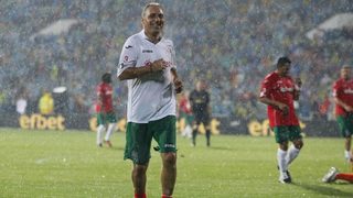 Стоичков отпразнува зрелищно юбилея си пред пълни трибуни и по вода