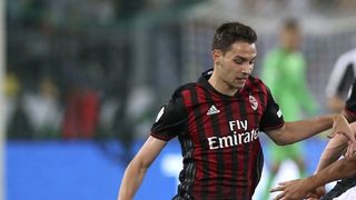 Капитанът и още двама играчи на "Милан" удължиха договорите си