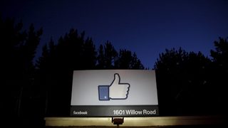 Facebook вече използва собствена система за превод на текст