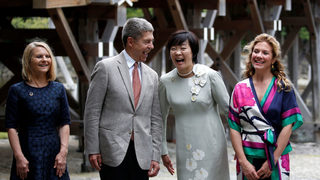 Снимка на деня: Усмивки с половинките на лидерите на Г-7
